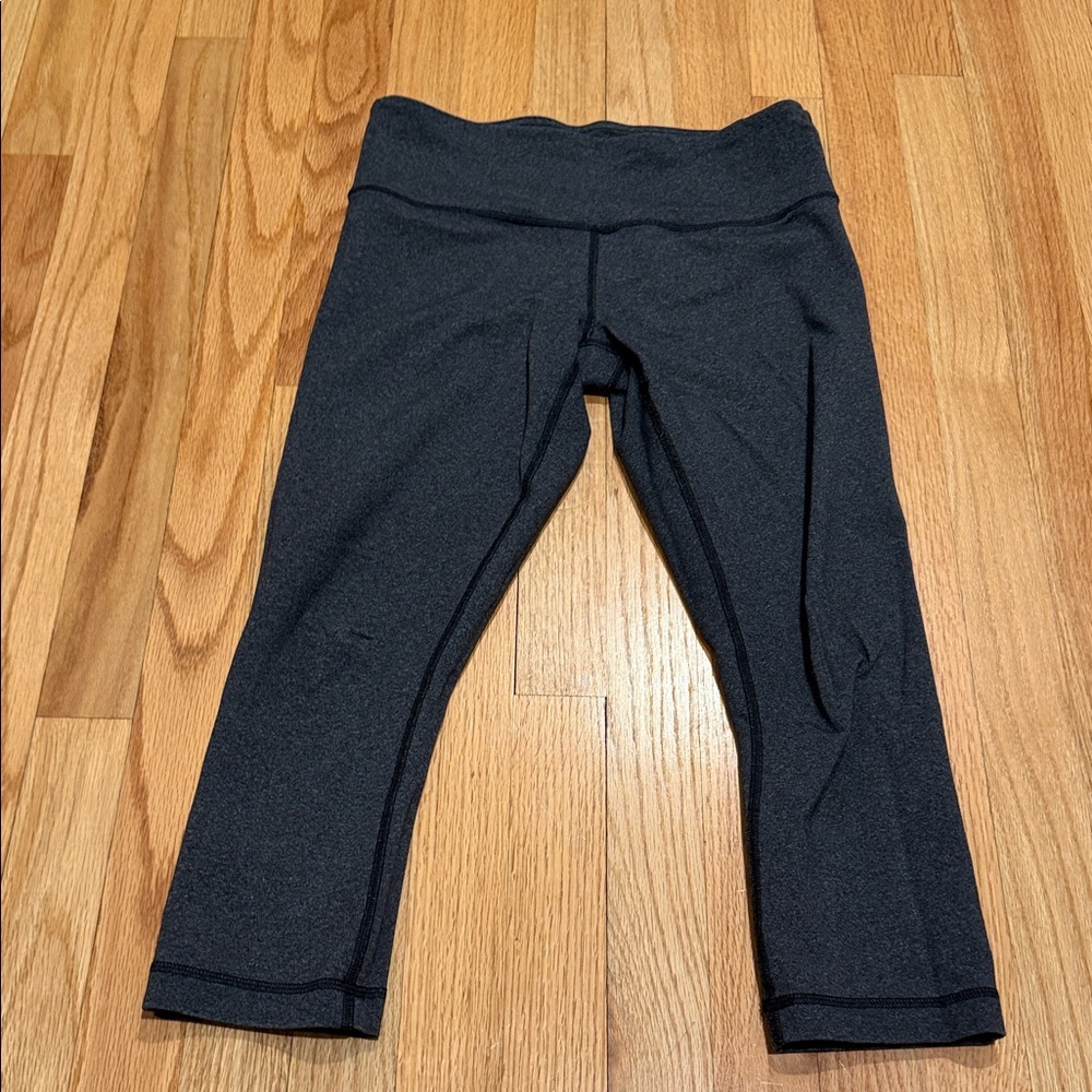 Lululemon cropped leggings in charcoal color